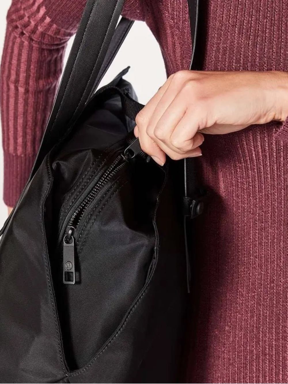 lululemon Go Getter Gym Bag in Black - Picture 3 of 8